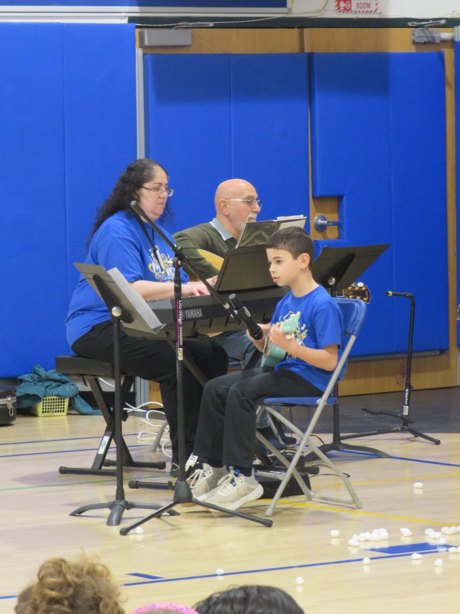 RobergeES's tweet photo. Thank you to our music teacher, Ms. Arslanyan and our students in beginning band, advanced band and chorus. They put on a wonderful show for our students, staff and parents during their Winter Concert performance yesterday. https://t.co/5qdyABlCSO