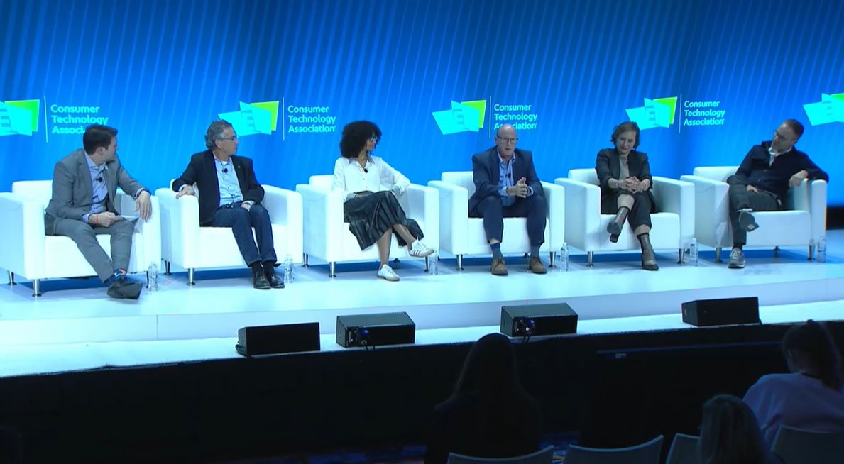 OmdiaHQ's tweet image. Recapping #Omdia's #CES2024 panel on #SmartCars: #OEMs and #suppliers are exploring #differentiation. According to Rob Boetticher from @awscloud, both will blend domains in #software-defined smart cars, ushering in a new paradigm. Watch for insights: live.ces.tech/detail/6344513…
