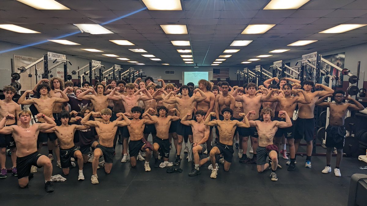 Coach_B_Perry's tweet photo. Flex Friday! Fired up to be back with the boys #FlyingN https://t.co/QxRfp3Wj8K