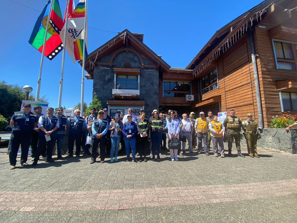 drtaraucania's tweet photo. 🚨 Inspectores de terreno de la ICT Villarrica, @MintrabAraucani Claudia Tapia y diversos servicios fiscalizadores recorren la comuna de Pucón 
➡️ La actividad se enmarca en Plan Verano Seguro 
📲 Denuncia a nuestra línea telefónica 6004504000 https://t.co/lcv8ldNgWy