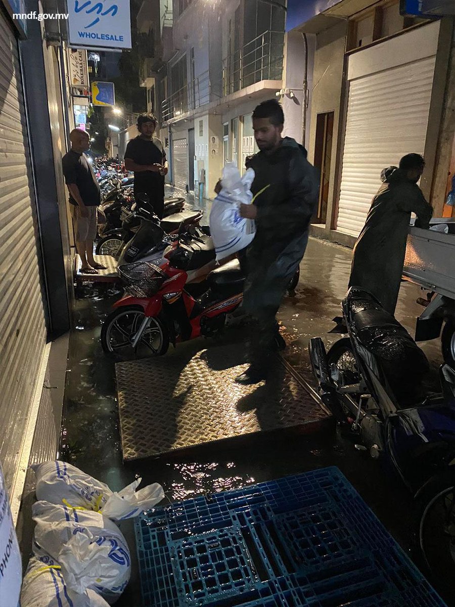 HucenSembe's tweet photo. މާލެއަށް ކުރަމުންދާ ވިއްސާރައިގާ ގެއްލުން ލިބޭ ފަރާތްތަކަށް އެހީތެރިވުމަށް ސަރުކާރުގެ އިދާރާތަކާއި އާންމުން ކުރަމުންދާ މަސައްކަތްތައް ފާހަގަކޮށް، އެ ފަރާތްތަކަށް ޝުކުރު ދަންނަވަން. (1/2) https://t.co/JWT9nr7agV