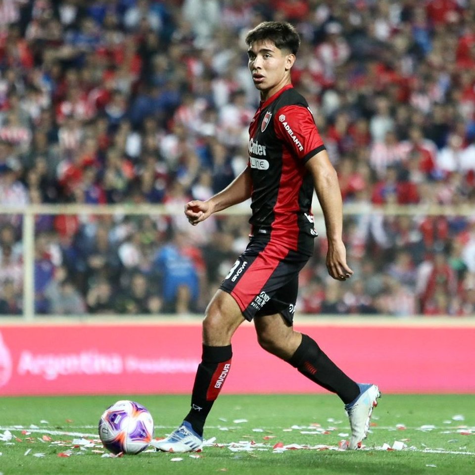 SofascoreBR's tweet image. Juan Sforza (21 anos) na temporada 2023 pelo Newells:

⚔️ 43 jogos
⚽️ 3 gols
🅰️ 1 assistência
🦾 307 bolas recuperadas (7.1 / j!)
🆚 75 desarmes (!)
👊 49 faltas (50 sofridas!)
🟨 13 amarelos
↗️ 60% acerto no passe longo
✅ 83% acerto no passe
💯 Nota Sofascore 6.85

🇦🇷👀
