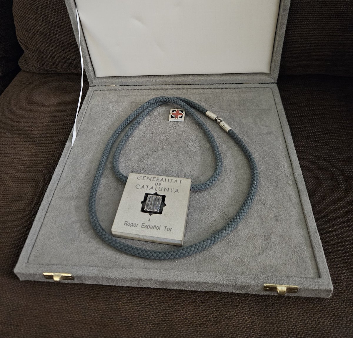 Fa 2 mesos que, després d'haver-hi donat moltes voltes i amb molta recança, vaig decidir retornar la CREU DE SANT JORDI.

El departament de cultura de la <a href="/gencat/">Generalitat de Catalunya</a> no respon als correus.

Motius al fil....