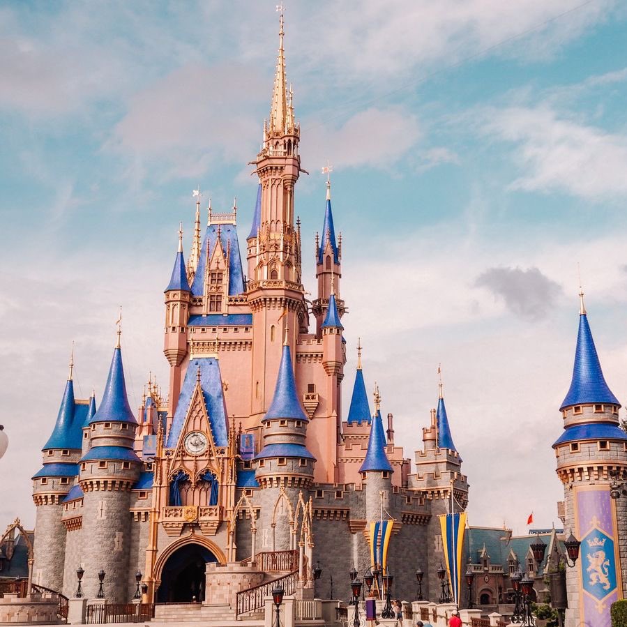 perseoanaklusmo's tweet photo. ¡Percy Jackson y los dioses del Olimpo tendrá una exhibición en Disneyland y Disney World! ⚡️🔱

Habrá artefactos, disfraces y sesión de fotos inspirada en la serie por tiempo limitado. 

Lo estamos logrando, semidioses 🥹💙

🗣️: @thrillgeek y @oraculosemideus https://t.co/SMgQT0RENQ