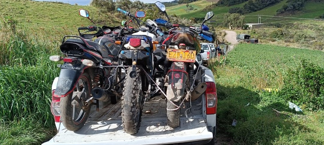 ecuadorprensaec's tweet photo. LABOR DE LAS #FFAA EN LA SERRANÍA ECUATORIANA

#CARCHI : En el sector la Y de los Frailejones se realizó allanamiento a una vivienda, se aprehendieron 4 terroristas y se decomisó: 6 paquetes de SCSF, 1 revólver, municiones y 5 motocicletas que no contaban con su respectiva documentación. #EcuadorBajoAtaque