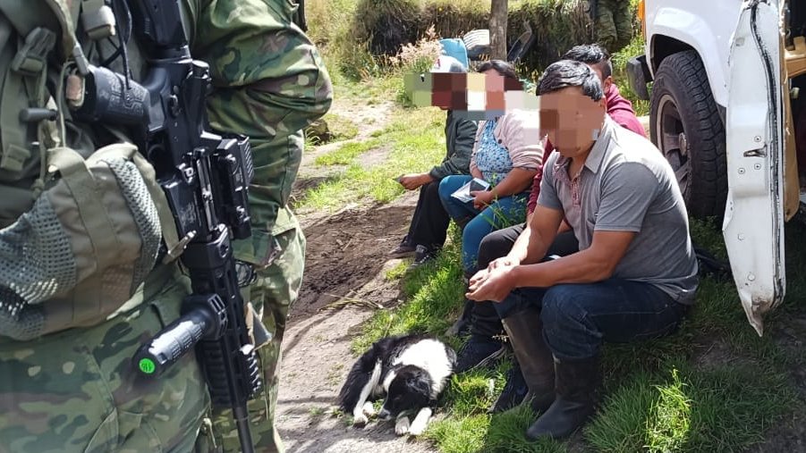 ecuadorprensaec's tweet photo. LABOR DE LAS #FFAA EN LA SERRANÍA ECUATORIANA

#CARCHI : En el sector la Y de los Frailejones se realizó allanamiento a una vivienda, se aprehendieron 4 terroristas y se decomisó: 6 paquetes de SCSF, 1 revólver, municiones y 5 motocicletas que no contaban con su respectiva documentación. #EcuadorBajoAtaque