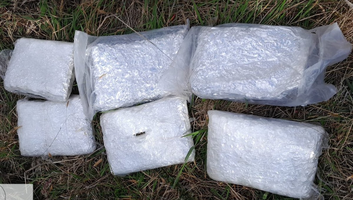 ecuadorprensaec's tweet photo. LABOR DE LAS #FFAA EN LA SERRANÍA ECUATORIANA

#CARCHI : En el sector la Y de los Frailejones se realizó allanamiento a una vivienda, se aprehendieron 4 terroristas y se decomisó: 6 paquetes de SCSF, 1 revólver, municiones y 5 motocicletas que no contaban con su respectiva documentación. #EcuadorBajoAtaque