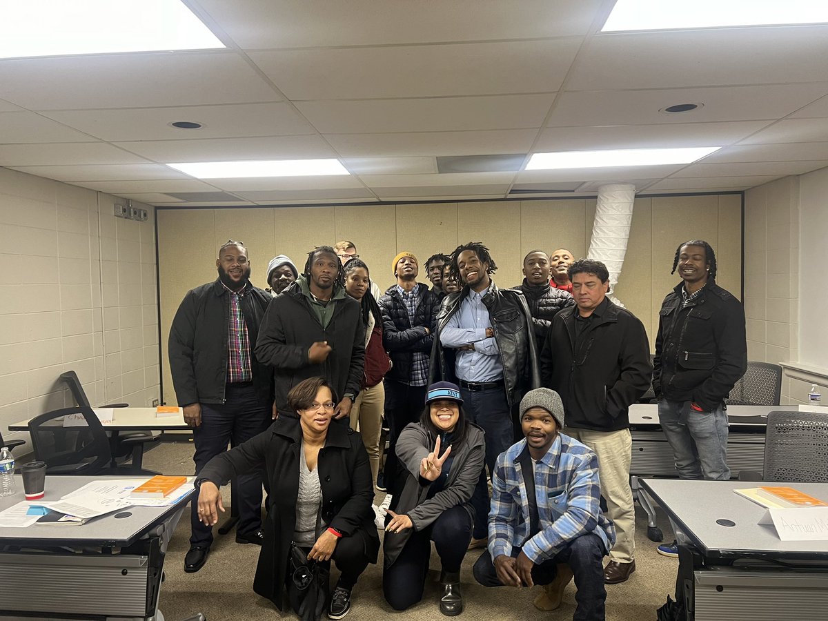 AvrielleHinds's tweet photo. Reporting live from New hire orientation! @JasonCh78425981 📷said y’all need to know what we say every photo so here’s a video. Giving you more all 2024. #winasone #lifeatat https://t.co/JNdtAmkSdU