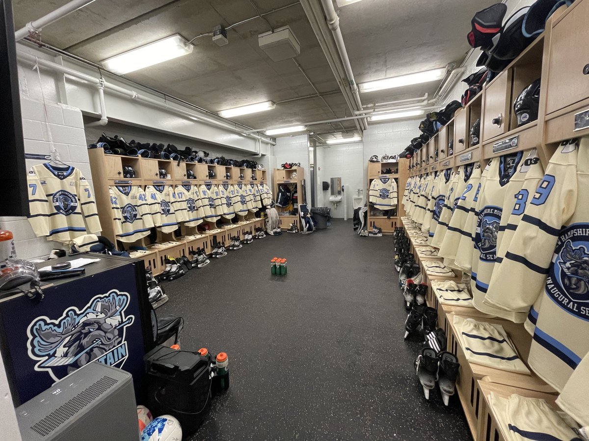 Keepemsharp's tweet image. ⁦@nhmountainkings⁩ room is looking pretty sharp for the ⁦@NHFB⁩ jersey auction weekend against ⁦@MaineNordiques⁩. Always a good battle between these rival squads. ⁦@NAHLHockey⁩ #FAMILY