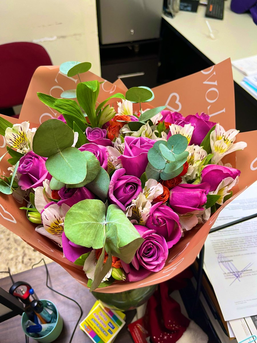 biri_07's tweet photo. Mis amigas regias me acaban de hacer la mujer más feliz regalándome flores 💕 https://t.co/WSsG1jcO88