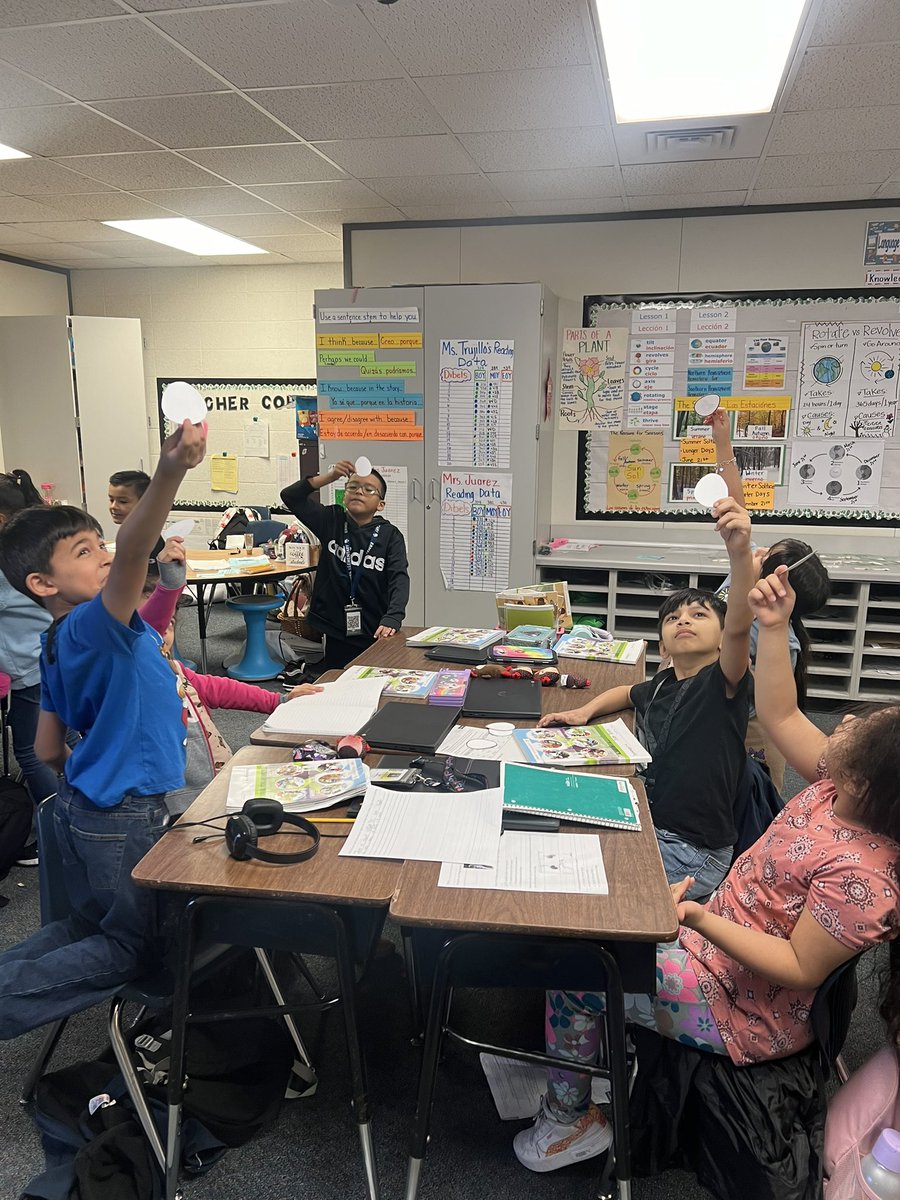 2nd grade DL language students exploring the egg stage using light to observe the hidden animals in the egg! 😊 <a href="/ETDualLanguage/">🄼🅂. 🅃🅁🅄🄹🄸🄻🄻🄾</a> <a href="/ErmelES_AISD/">Ermel Elementary</a>
