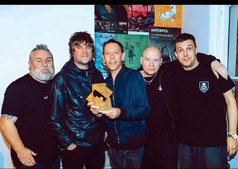 You know what makes @shedseven getting that no1 even sweeter? The positivity on here tonight! On what can be a toxic platform its ace to see everyone showing love for the good guys! Shout out to @laura_dorothy Queen of Manchester @Rowetta & @petedoherty as well! #Shed7