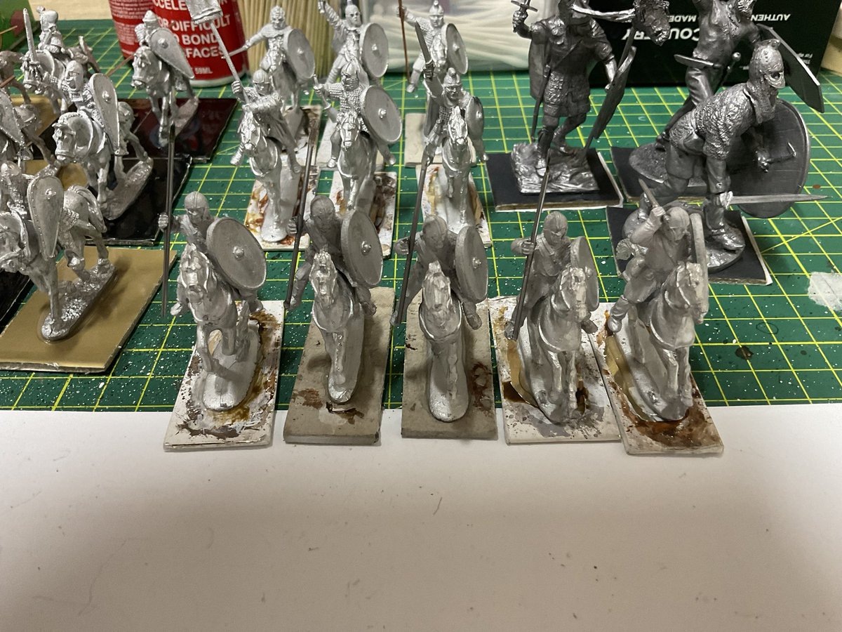 Oldwargamer's tweet photo. Lining up at my stand-up painting desk are some #28mm Norman cavalry, #LateRoman cavalry, Late Roman #Saxon cavalry and some #54mm #Celtic Warriors. Some will get a white undercoat while the rest will get black, some will get both.
#wargaming #undercoating #wargames #wargamer https://t.co/pjbQDMQ7fR
