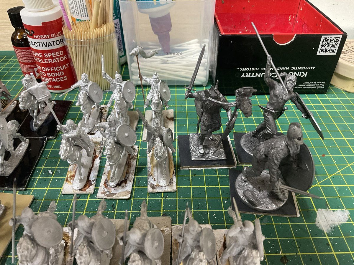 Oldwargamer's tweet photo. Lining up at my stand-up painting desk are some #28mm Norman cavalry, #LateRoman cavalry, Late Roman #Saxon cavalry and some #54mm #Celtic Warriors. Some will get a white undercoat while the rest will get black, some will get both.
#wargaming #undercoating #wargames #wargamer https://t.co/pjbQDMQ7fR