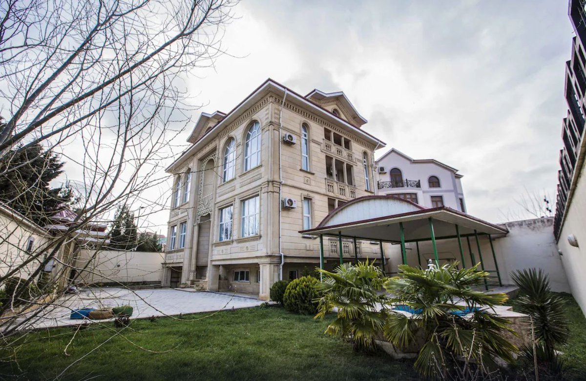 dott_stays's tweet image. We have a #5bed/#4bath #luxury #villa in #Badamdar, 5min from the #citycentre. This #property features a #swimmingpool, #sauna, #Tennis, a music centre, a garden to play #basketball- more than everything you'll need.

To book or enquire, quote Ref: EX/BLV👉buff.ly/3wJhaYE