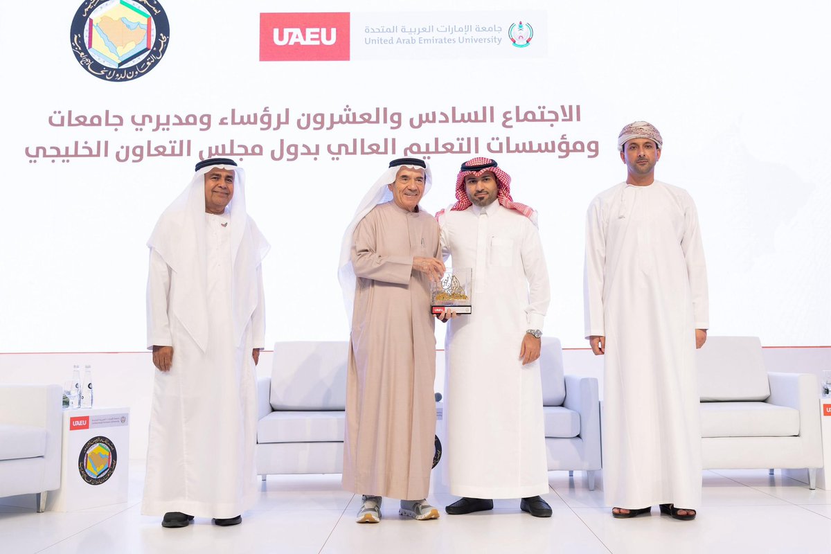 QassimUniv1's tweet photo. تهنئ #جامعة_القصيم عضو هيئة التدريس الدكتور أحمد بن عبدالعزيز المطرودي بمناسبة حصوله على «جائزة رؤساء ومديري الجامعات ومؤسسات التعليم العالي بدول مجلس التعاون الخليجي» فئة الباحث المتميز، خلال أعمال الاجتماع الـ26 لرؤساء الجامعات الخليجية المقام بدولة الإمارات العربية المتحدة. https://t.co/WAmmxrBPix