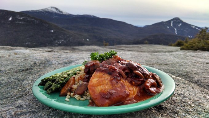 Loves life and enjoys good food. Love to share with good friends. Enjoy food and life together!