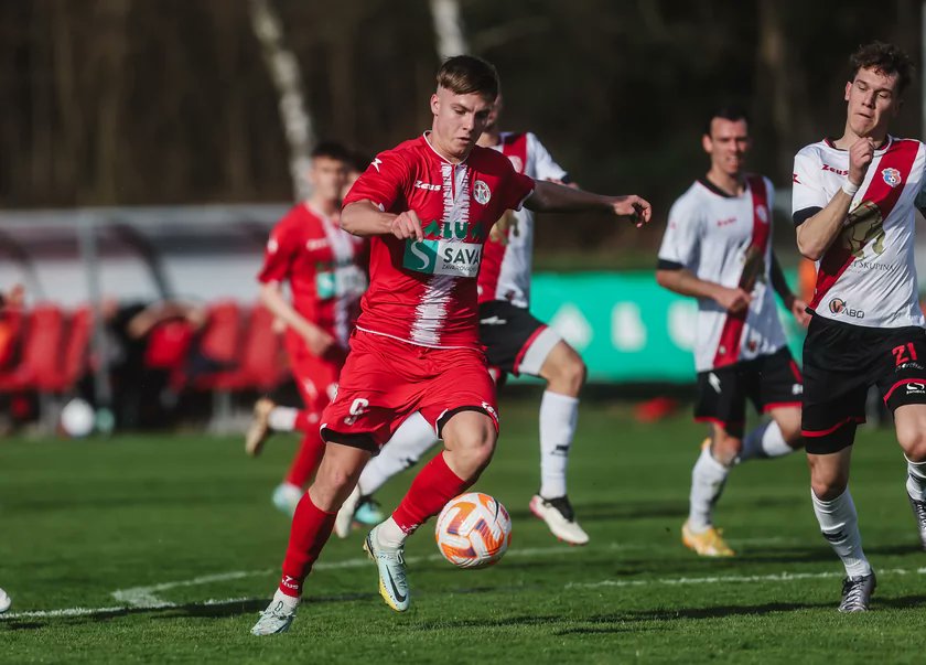 Eugeniogonza2's tweet photo. 🔚 Daniel Skiba 🇵🇱, de 23 años, rescinde su contrato con el #Aluminij esloveno y queda libre. El delantero fue clave la pasada campaña en el ascenso a #PrvaLiga, la máxima categoría, sumando 11 goles. Sin embargo, este curso una lesión de espalda en octubre le apartó del once https://t.co/C5vukcZgOw