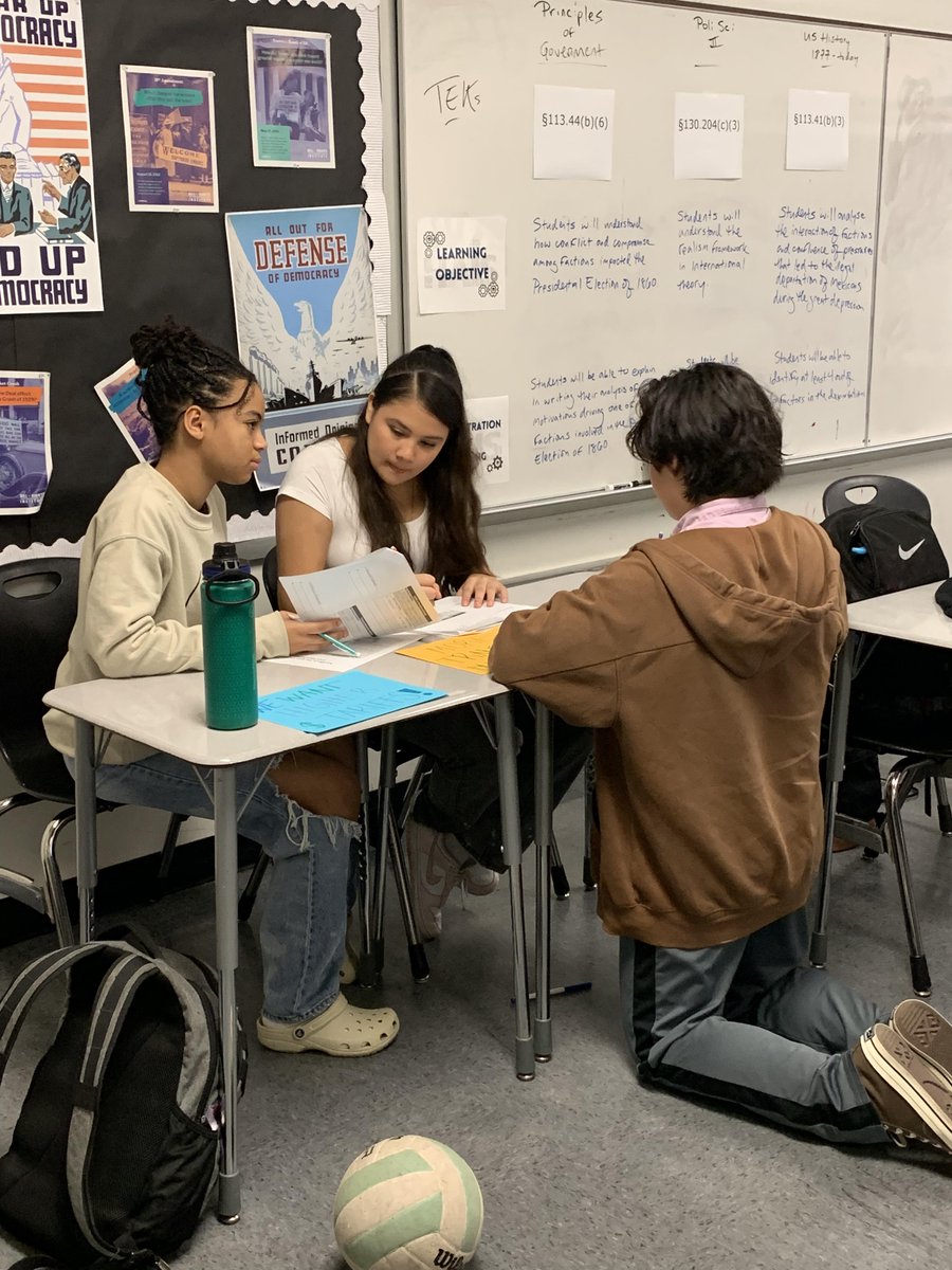 MsBolles114's tweet photo. 9th graders learning and collaborating as they analyze America's political nadir, the Presidential Election of 1860. https://t.co/uLV5ccm6Ru