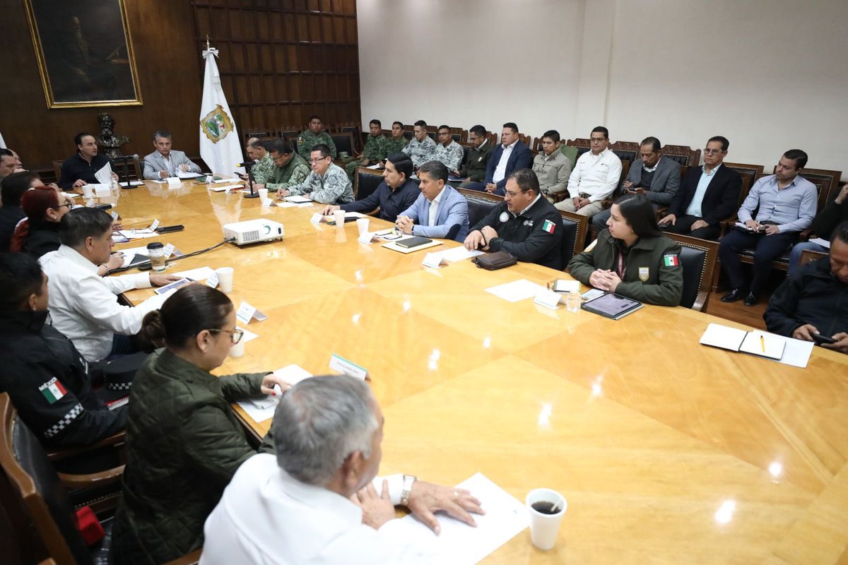 Gerardo Márquez Guevara (@fiscalgerardom) on Twitter photo #Hoy en reunión con el Gobernador <a href="/manolojim/">Manolo Jiménez Salinas</a> y las instituciones que integran de la Mesa de Coordinación Estatal para la Construcción de Paz y Seguridad, se acordaron nuevas medidas operativas que permitan mantener el blindaje de la entidad en cada una de sus regiones. #Hoy en reunión con el Gobernador <a href="/manolojim/">Manolo Jiménez Salinas</a> y las instituciones que integran de la Mesa de Coordinación Estatal para la Construcción de Paz y Seguridad, se acordaron nuevas medidas operativas que permitan mantener el blindaje de la entidad en cada una de sus regiones.