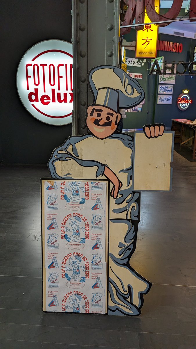 Yo quiero uno de estos. Son tantos recuerdos. No había restaurante de menú sin este cocinero como reclamo.

Os pido ayuda de nuevo. ¿Quién lo diseñó?, ¿cuál es su historia?  

Tenemos derecho a saber. 🪄🎩✨