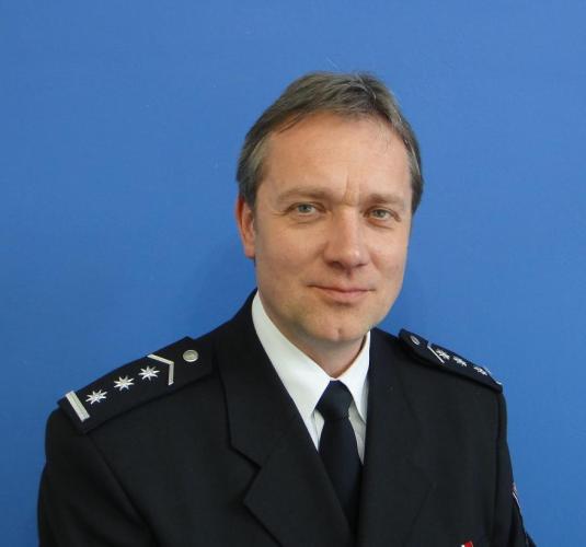 .<a href="/PolicieCZ/">Policie ČR</a> prezident M.Vondrášek nařídil kontrolu odchodů důstojníků plk. J. Karáska (+54) a plk. P. Škandery do civilu (12/2023). Oba mluvili o nátlaku od kr. ředitele plk. P. Sehnoutky. Ten to odmítl. Rodina J. Karáska Sehnoutku vyzvala, aby se dnes pohřbu neúčastnil. Vyhověl.