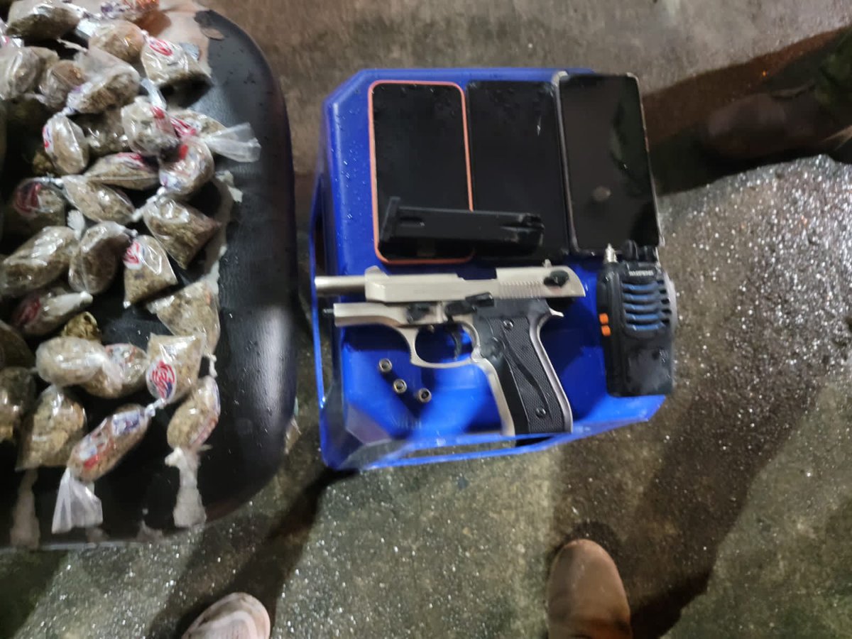 GuayasNews's tweet image. #ElOro Las @FFAAECUADOR y la @PoliciaEcuador en el sector la #Floresta, #aprehendieron a un sujeto perteneciente a la organización terrorista #LosLobos  alias Tito, quien portaba un #arma #traumática, 3 kilos de #SCSF, 3 celulares y una radio motorola.