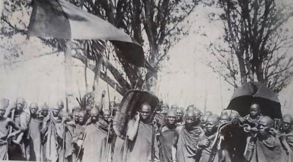 1918,le Mwami Mwambutsa IV Bangiricenge alors enfant de 6 ans "imfyufyu"(à l'ombre d'un objet sous forme de parapluie sur et une chaise traditionnelle "Amaceeri").La Belgique a eu le mandat de la SDN( Société des Nations )pour administrer le #Burundi après la 1ère Guerre Mondiale