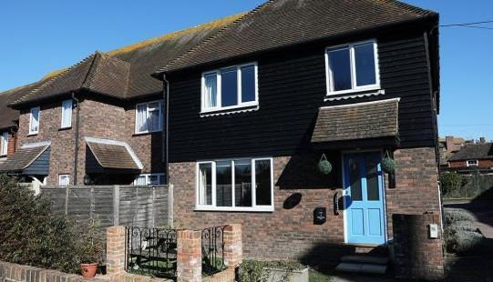 TheHolidayCots's tweet photo. 🏡 Discover the charm of Regent Square! 🚗

📅 Regent Square can be booked on these dates:

8th January to 28th February
18th to 31st March

🛏️ Sleeps 1-5
https://t.co/fwPZcP9CrE 

#RegentSquare #Availability #BookDirect #ExploreRye #TownCentreLiving https://t.co/PtCtA5O9OH