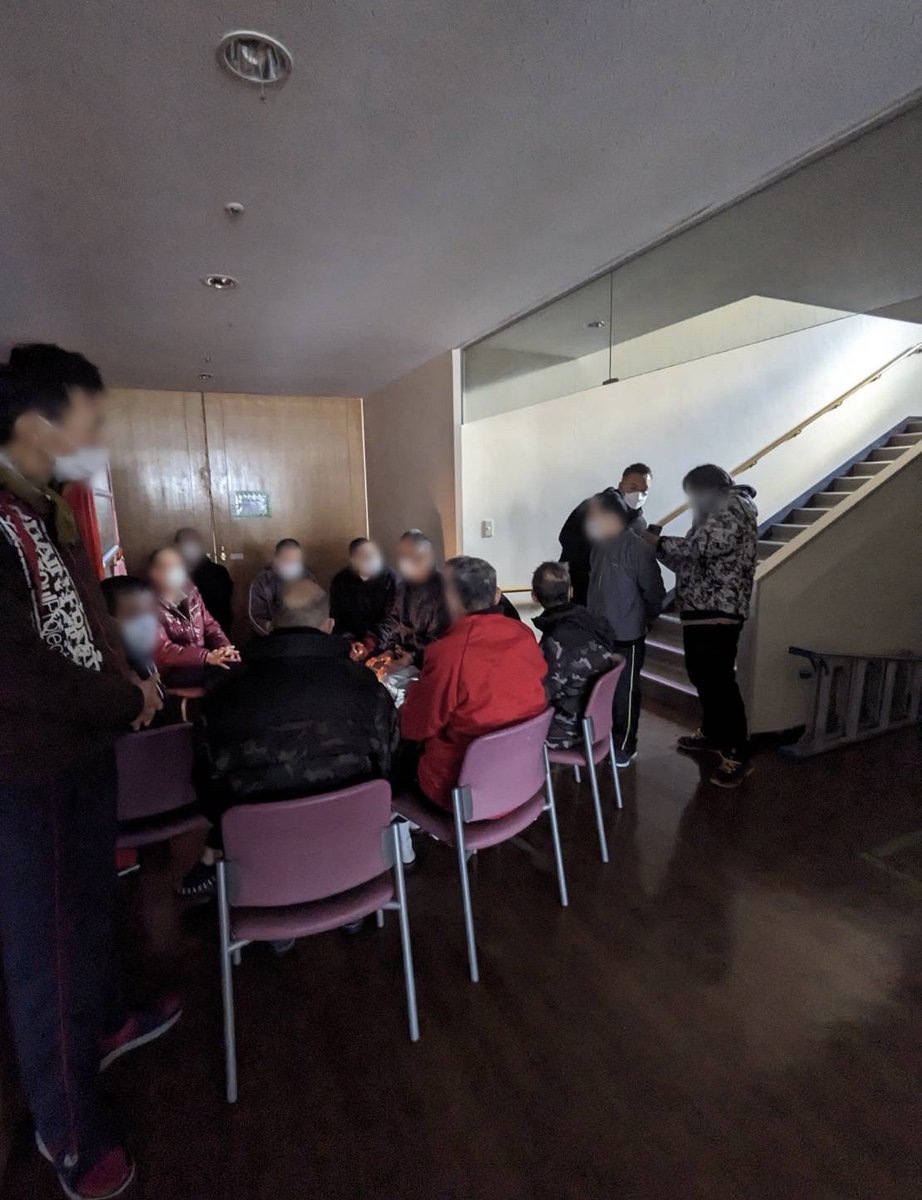 yamamototaro0's tweet photo. 能登半島に再度お邪魔した。
今回は福祉施設と
通常の避難所を中心にお話を伺った。
本日は福祉施設についての
やりとりを記すこととする。

福祉施設に
必要な物資が届いていない連絡が入り、
口腔ケアのための歯磨きテイッシュ、
病院衣など急遽にもかかわらず、
舩後靖彦事務所の尽力で調達が可能になった。

電車で行くには大きな荷物になったため、
東京からは車移動。

1月10日、
災害特別委員会の報告、
という儀式を終えたあと、自分の体力と相談。
一気に能登半島までの移動はやめようと判断。

まずは4時間車を走らせ新潟上越市でひと休み。

翌朝、他に必要な物資を調達。
能登半島左側（志賀原発方面ルート）を通り、
輪島の門前町を目指す。

道路の混雑は全くなかった。
途中、あまりに美しい景色に目を奪われそうになり、車を止め3分見入った。

半島の西と東で違った魅力のあるのが能登なんだな。
落ち着いたらプライベートで
ゆっくり能登半島を旅したい。
そんなことも思いながら門前町に到着。

最初に訪れたのは知的障害者の方々への就労支援、
グループホームを運営する支援施設。

普段利用者は50人。
現在、21歳から84歳までの40人が身を寄せる。

被害の大きかった輪島や珠州に注目が集まるが、
ここ輪島の門前町も支援が届きづらい状態。

Q
1番困ったことは？
A
水は数日前から自衛隊の給水で確保できてる。
電気が通っていないのが困る。
夜は真っ暗な居室で利用者は過ごしている。
感知式のライトを
トイレ付近にのみ設置するのがやっと。

後は真っ暗の中で生活している。
利用者の娯楽としても
不安な気持ちを紛らすためにも
TVが必要だが電気がないと。

Q
発電機の提供の申し出など行政からあったか？
A
全くない。
ボランティアの方が発電機を大型と小型の物を持ち込んでくれたが、大型のものは燃料がそれなりに必要になるので動かしていない。
小型の物で何とか賄っている。

Q
暖房は？
A
今日、ボランティアがストーブを
1つ持ってきてくれた。
助かっている。今もみんなで暖を取ってる。

そう言って1つのストーブを皆で囲んでいるところに案内してくれた。

Q
職員の体制は？
A
通常は厨房に4名、夜勤は男女各1名。
日中14−5名。

現在は地震もあるので、
夜勤は倍の4名だが、
日中は3、4名。

職員自身も被災しているので
出てこれない人が結構いる。
手が回ってない。

Q
食料は大丈夫か？
A
何とかなってる。ここは施設なので、
行政からの物資が基本入らない。
近くの避難所から貰ったりする。その避難所は、この施設と区が違うのでそのような融通はして貰えないらしいが、区長が掛け合ってくれて可能になった。

施設として必要な物資は
輪島市中心部まで取りに行ってる。
普段輪島市までは30分程度の道のりだが現在は
穴水経由で2時間ほど掛かっている。

Q
今、必要なものは？
A
利用者の口腔ケアで
入れ歯洗浄の泡タイプのものなどあれば助かる。
あと、使い捨ての食器類・容器が欲しい。

他にも職員の方から、
「この周辺は漁師の街なんです」、と話しかけられた。
「ここより少し上に登れば、イカ釣りで有名な漁港もあります。海底が隆起したことで、港も使えなくなって。使える船があっても港から出せない状態で。新しく船を作るにしても、5年待ちとかで。もう諦めた漁師の友達もいます」。

施設を出て海沿いを走ると、
漁港が運動場や空き地のようになっている。
岸の波打ち際ではなく、本来、
沖手前に置かれていたはずのテトラポッド群が
水に浸かっておらず、完全に根元が乾いた形で見えている。
漁師の方々も生業を取り戻せるような大々的な支援を政府に求めなければ。

次に訪れたのは高齢者施設。

Q
ここは本来、どのような施設ですか？
A
通い、訪問、泊まりで、
在宅を支える小規模多機能という施設。
通常は昼間40名弱、夜9名ほどの利用者。
発災後は、
車中泊5日でじょくそう（床ずれ）が酷い高齢者、
独居でうずくまってた人など、
見かねた人や行政からの相談で
お困りの方々も受け入れることにした。

Q
現在、
何人の高齢者が寝泊まりされてますか？
A
51名。
行政から頼まれてそのような受け入れもしているが、「ルール違反になる数を受け入れしていいのか」と、
今日、別の行政の人から怒られたところ。
彼らも混乱しているんでしょう。
悪いことやってる訳ではないので私はやめませんが。

Q
これまで、どんなモノに困ってましたか。
A
水・電気。
トイレの水は知り合いの土建屋さんが届けてくれたポンプで川から水を引いて使った。下水は使えている。
電気はボランティアが届けてくれた発電機で。
おととい夕方から復旧したのでIHで調理できてる。

Q
それまではどうやって調理を？
A
去年BBQ大会をやった残りの炭と
倉庫から薪になりそうなものを
職員に割ってもらって燃料に。
利用者に絶対温かいものを食べさせる、
と気持ちでやった。

Q
こういったインフラ関係で、
行政から何かしら打診は？
A
一切なかった。
彼らも大変だったんでしょう。
食材など他の物資は、
同じグループからの融通と
グループホーム協会などからの支援で助かった。

Q
政府が一つだけ何でもやる、と言ったら
何をリクエストしますか？
A
水道。洗濯ができずに利用者の着衣が
排泄などでも汚れる。
でもそう言った服などは処分できない。
孫や家族からもらった大事なものかもしれないので、ご家族に確認を取るまでは保管している。

車中泊で夜を過ごし、
朝、輪島市役所へ。

Q
お忙しいところ申し訳ありません。
避難所の数（指定・自主・福祉）を
教えていただけますか？
A
全て数えられている訳ではありませんが、総数が150ほど。指定が22、あと「自主避難所」という言い方ではなく、地域の皆さんが寄り合ってるというのが120−130、です。

Q
福祉避難所は？
A
7です。

1番近い福祉避難所を教えていただく。
地図上ではすぐだが、
道路の状態や家屋の倒壊などで、
何度も周辺をぐるぐる回ることに。
やっと辿り着いたところでお話を伺った。

Q
輪島には福祉避難所は7つあるんですよね？
A
それは登録の数で、
実際開設、受け入れできてるのはうちと、
同じグループのもう1箇所だと思います。
確認が必要なら市役所に。

Q
普段はどのような施設ですか？
A
元々、障害児、者の通い施設。
被災後は地域の高齢者も含めて
受け入れを行っている。

Q
障害と高齢者ではノウハウ的なことが異なることもあるのでは？
A
私たちのグループでは高齢者介護の資格やノウハウも持っているので、対応できている。

Q
そうでしたか！
ごめんなさい、
もう一度通常時のお話に戻って良いですか？
A
障害者のグループホームですね。

他にも親が先に亡くなって1人では家で生活ができない、と言った方でも地域で生活できるように足りない部分は支援員がお手伝いするサービスを提供している。

こう言った方々が災害で困ることが、
普通の避難所には行けない、ってこと。

通常と違うことに障害特性でパニックになる人も。なぜ電気が来ない、なぜテレビがつかない、なぜ水道から水が出ない、
と真っ暗闇の中にポツンと1人になる、
追い込まれた感覚になる。

地震や起こっていることの危険性の理解ができない場合も。

昨日は利用者が家に帰る、と聞かない。
道も歩けるし、電気もついたから家に帰ると。でも住まいがあるのは、
土砂災害警戒区域。

「行ったらダメ」というと本人は否定されたと思いムキになるから、一旦は外に一緒に出る。「雨が降って来たから帰ろう、天気予報でもそう言ってたよ」などやり取りをする。
危険、と認識できない人もいる。
こんな感じでは普通の避難所には行けない。
じゃあどうするか。
車中泊です。
そんな家族が何人もいた。

避難所に行っても普段と違うから声をあげる、ものを触る、飛び跳ねる。
「ちゃんと見とかんか！」と怒られました、とお母さんが泣いて来た。
私たちは不安から声をあげる子がいても「一回、声を上げたら落ち着くからねー」と対応できる。

私たちは地域の人たちと事前に
災害についての話し合いを重ねている最中だった。

障害の小さい子ども抱えて安全に
避難するためにはどうしたらいいかって。
60代男性の方は、
高齢の親を抱えて避難するのは体力的にも無理だ。
どうやって逃げる？
自分も親も柱にくくりつけて死ぬとか
考えなきゃ仕方ないんじゃないか？ってお話されてて。

仕方ない、じゃなくてやっぱ逃げれる方法考えましょう、と。
そんな中、大地震が来た。

今、提案されてる避難では、
顔見知りの人たちともバラバラになってしまう可能性もあるから、
支援員さんも利用者もその家族もまとめて、
まずは1、2ヶ月まとめてどこかに避難できないかと。

まずは命守らないと。水道も通ってない、
トイレもこんな状況で衛生面を保つのは無理。
すでにインフルやコロナ含めた感染症が拡がっていると
話が入って来てます。

一般の避難所もそうだけど、
ストレスも溜まって栄養状態も悪いし免疫力も低下してる。
急がなきゃ。

みんなで避難すれば環境の変化に弱い利用者さんも
何とか顔なじみの中で生活していけるんじゃないかと思ってる。
市や県経由だと話がまとまらないから直接連絡したと
民間の同業の方々からいくつかお話もいただいてますし、
引き続き、県にも相談しています。

Q
リミットは？
限界はいつ頃と考えていますか？
A
もう限界。発災から職員は休まずに対応してるし、
倒れた人もいます。
今週中、遅くても来週初めには決めてもらわないと。

Q
避難する先の条件、
どのようにリクエスト出してますか？
A
各自の個室とそれと別に
みんなで集まれるスペースが必要と。
お願いします、急いでください。

普段通りに過ごせないことのストレスは誰にでもあるだろう。
被災をした人々にとっては普段など全て吹き飛んだ状態である。
抱える苦しみは想像を絶する。
この苦しみに寄り添い予算を持って細やかに、
大胆に実行できる主体は政府しかない。
（建て付け上は自治体であっても実質は政府のしっかりとした先導と伴走が必要）
これほど強い意志を持って広域避難を求めている人たちの
移動も急いでいただきたい。

今日の終わりにやり取りしたNPOの話では、
支援に入っている医療従事者曰く、このままでは来週中にも、
避難所によってはパンデミック状態もあり得ると危機感を募らせている。
ゾーニングが難しく、
小さな避難所では発熱の場合、自宅に帰すという話も出たと聞く。
被災しているから、帰る家がないから避難しているのに。
混乱した状態であることが伺える。

阪神大震災では定員600―900名クラスの船を
比較的被災が軽微な岩壁に着岸して避難支援に活用した事例もある。
客船をプライバシーの守れる一時的な避難所としても活用できるし、
フェリーであれば車両と人を移送できる。
れいわとしても政府に強く要求していく。