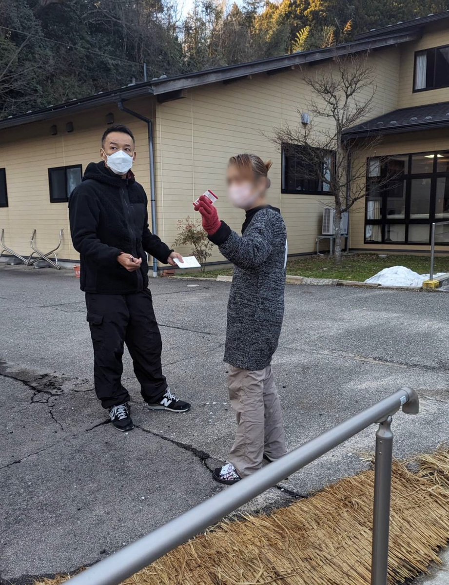 yamamototaro0's tweet photo. 能登半島に再度お邪魔した。
今回は福祉施設と
通常の避難所を中心にお話を伺った。
本日は福祉施設についての
やりとりを記すこととする。

福祉施設に
必要な物資が届いていない連絡が入り、
口腔ケアのための歯磨きテイッシュ、
病院衣など急遽にもかかわらず、
舩後靖彦事務所の尽力で調達が可能になった。

電車で行くには大きな荷物になったため、
東京からは車移動。

1月10日、
災害特別委員会の報告、
という儀式を終えたあと、自分の体力と相談。
一気に能登半島までの移動はやめようと判断。

まずは4時間車を走らせ新潟上越市でひと休み。

翌朝、他に必要な物資を調達。
能登半島左側（志賀原発方面ルート）を通り、
輪島の門前町を目指す。

道路の混雑は全くなかった。
途中、あまりに美しい景色に目を奪われそうになり、車を止め3分見入った。

半島の西と東で違った魅力のあるのが能登なんだな。
落ち着いたらプライベートで
ゆっくり能登半島を旅したい。
そんなことも思いながら門前町に到着。

最初に訪れたのは知的障害者の方々への就労支援、
グループホームを運営する支援施設。

普段利用者は50人。
現在、21歳から84歳までの40人が身を寄せる。

被害の大きかった輪島や珠州に注目が集まるが、
ここ輪島の門前町も支援が届きづらい状態。

Q
1番困ったことは？
A
水は数日前から自衛隊の給水で確保できてる。
電気が通っていないのが困る。
夜は真っ暗な居室で利用者は過ごしている。
感知式のライトを
トイレ付近にのみ設置するのがやっと。

後は真っ暗の中で生活している。
利用者の娯楽としても
不安な気持ちを紛らすためにも
TVが必要だが電気がないと。

Q
発電機の提供の申し出など行政からあったか？
A
全くない。
ボランティアの方が発電機を大型と小型の物を持ち込んでくれたが、大型のものは燃料がそれなりに必要になるので動かしていない。
小型の物で何とか賄っている。

Q
暖房は？
A
今日、ボランティアがストーブを
1つ持ってきてくれた。
助かっている。今もみんなで暖を取ってる。

そう言って1つのストーブを皆で囲んでいるところに案内してくれた。

Q
職員の体制は？
A
通常は厨房に4名、夜勤は男女各1名。
日中14−5名。

現在は地震もあるので、
夜勤は倍の4名だが、
日中は3、4名。

職員自身も被災しているので
出てこれない人が結構いる。
手が回ってない。

Q
食料は大丈夫か？
A
何とかなってる。ここは施設なので、
行政からの物資が基本入らない。
近くの避難所から貰ったりする。その避難所は、この施設と区が違うのでそのような融通はして貰えないらしいが、区長が掛け合ってくれて可能になった。

施設として必要な物資は
輪島市中心部まで取りに行ってる。
普段輪島市までは30分程度の道のりだが現在は
穴水経由で2時間ほど掛かっている。

Q
今、必要なものは？
A
利用者の口腔ケアで
入れ歯洗浄の泡タイプのものなどあれば助かる。
あと、使い捨ての食器類・容器が欲しい。

他にも職員の方から、
「この周辺は漁師の街なんです」、と話しかけられた。
「ここより少し上に登れば、イカ釣りで有名な漁港もあります。海底が隆起したことで、港も使えなくなって。使える船があっても港から出せない状態で。新しく船を作るにしても、5年待ちとかで。もう諦めた漁師の友達もいます」。

施設を出て海沿いを走ると、
漁港が運動場や空き地のようになっている。
岸の波打ち際ではなく、本来、
沖手前に置かれていたはずのテトラポッド群が
水に浸かっておらず、完全に根元が乾いた形で見えている。
漁師の方々も生業を取り戻せるような大々的な支援を政府に求めなければ。

次に訪れたのは高齢者施設。

Q
ここは本来、どのような施設ですか？
A
通い、訪問、泊まりで、
在宅を支える小規模多機能という施設。
通常は昼間40名弱、夜9名ほどの利用者。
発災後は、
車中泊5日でじょくそう（床ずれ）が酷い高齢者、
独居でうずくまってた人など、
見かねた人や行政からの相談で
お困りの方々も受け入れることにした。

Q
現在、
何人の高齢者が寝泊まりされてますか？
A
51名。
行政から頼まれてそのような受け入れもしているが、「ルール違反になる数を受け入れしていいのか」と、
今日、別の行政の人から怒られたところ。
彼らも混乱しているんでしょう。
悪いことやってる訳ではないので私はやめませんが。

Q
これまで、どんなモノに困ってましたか。
A
水・電気。
トイレの水は知り合いの土建屋さんが届けてくれたポンプで川から水を引いて使った。下水は使えている。
電気はボランティアが届けてくれた発電機で。
おととい夕方から復旧したのでIHで調理できてる。

Q
それまではどうやって調理を？
A
去年BBQ大会をやった残りの炭と
倉庫から薪になりそうなものを
職員に割ってもらって燃料に。
利用者に絶対温かいものを食べさせる、
と気持ちでやった。

Q
こういったインフラ関係で、
行政から何かしら打診は？
A
一切なかった。
彼らも大変だったんでしょう。
食材など他の物資は、
同じグループからの融通と
グループホーム協会などからの支援で助かった。

Q
政府が一つだけ何でもやる、と言ったら
何をリクエストしますか？
A
水道。洗濯ができずに利用者の着衣が
排泄などでも汚れる。
でもそう言った服などは処分できない。
孫や家族からもらった大事なものかもしれないので、ご家族に確認を取るまでは保管している。

車中泊で夜を過ごし、
朝、輪島市役所へ。

Q
お忙しいところ申し訳ありません。
避難所の数（指定・自主・福祉）を
教えていただけますか？
A
全て数えられている訳ではありませんが、総数が150ほど。指定が22、あと「自主避難所」という言い方ではなく、地域の皆さんが寄り合ってるというのが120−130、です。

Q
福祉避難所は？
A
7です。

1番近い福祉避難所を教えていただく。
地図上ではすぐだが、
道路の状態や家屋の倒壊などで、
何度も周辺をぐるぐる回ることに。
やっと辿り着いたところでお話を伺った。

Q
輪島には福祉避難所は7つあるんですよね？
A
それは登録の数で、
実際開設、受け入れできてるのはうちと、
同じグループのもう1箇所だと思います。
確認が必要なら市役所に。

Q
普段はどのような施設ですか？
A
元々、障害児、者の通い施設。
被災後は地域の高齢者も含めて
受け入れを行っている。

Q
障害と高齢者ではノウハウ的なことが異なることもあるのでは？
A
私たちのグループでは高齢者介護の資格やノウハウも持っているので、対応できている。

Q
そうでしたか！
ごめんなさい、
もう一度通常時のお話に戻って良いですか？
A
障害者のグループホームですね。

他にも親が先に亡くなって1人では家で生活ができない、と言った方でも地域で生活できるように足りない部分は支援員がお手伝いするサービスを提供している。

こう言った方々が災害で困ることが、
普通の避難所には行けない、ってこと。

通常と違うことに障害特性でパニックになる人も。なぜ電気が来ない、なぜテレビがつかない、なぜ水道から水が出ない、
と真っ暗闇の中にポツンと1人になる、
追い込まれた感覚になる。

地震や起こっていることの危険性の理解ができない場合も。

昨日は利用者が家に帰る、と聞かない。
道も歩けるし、電気もついたから家に帰ると。でも住まいがあるのは、
土砂災害警戒区域。

「行ったらダメ」というと本人は否定されたと思いムキになるから、一旦は外に一緒に出る。「雨が降って来たから帰ろう、天気予報でもそう言ってたよ」などやり取りをする。
危険、と認識できない人もいる。
こんな感じでは普通の避難所には行けない。
じゃあどうするか。
車中泊です。
そんな家族が何人もいた。

避難所に行っても普段と違うから声をあげる、ものを触る、飛び跳ねる。
「ちゃんと見とかんか！」と怒られました、とお母さんが泣いて来た。
私たちは不安から声をあげる子がいても「一回、声を上げたら落ち着くからねー」と対応できる。

私たちは地域の人たちと事前に
災害についての話し合いを重ねている最中だった。

障害の小さい子ども抱えて安全に
避難するためにはどうしたらいいかって。
60代男性の方は、
高齢の親を抱えて避難するのは体力的にも無理だ。
どうやって逃げる？
自分も親も柱にくくりつけて死ぬとか
考えなきゃ仕方ないんじゃないか？ってお話されてて。

仕方ない、じゃなくてやっぱ逃げれる方法考えましょう、と。
そんな中、大地震が来た。

今、提案されてる避難では、
顔見知りの人たちともバラバラになってしまう可能性もあるから、
支援員さんも利用者もその家族もまとめて、
まずは1、2ヶ月まとめてどこかに避難できないかと。

まずは命守らないと。水道も通ってない、
トイレもこんな状況で衛生面を保つのは無理。
すでにインフルやコロナ含めた感染症が拡がっていると
話が入って来てます。

一般の避難所もそうだけど、
ストレスも溜まって栄養状態も悪いし免疫力も低下してる。
急がなきゃ。

みんなで避難すれば環境の変化に弱い利用者さんも
何とか顔なじみの中で生活していけるんじゃないかと思ってる。
市や県経由だと話がまとまらないから直接連絡したと
民間の同業の方々からいくつかお話もいただいてますし、
引き続き、県にも相談しています。

Q
リミットは？
限界はいつ頃と考えていますか？
A
もう限界。発災から職員は休まずに対応してるし、
倒れた人もいます。
今週中、遅くても来週初めには決めてもらわないと。

Q
避難する先の条件、
どのようにリクエスト出してますか？
A
各自の個室とそれと別に
みんなで集まれるスペースが必要と。
お願いします、急いでください。

普段通りに過ごせないことのストレスは誰にでもあるだろう。
被災をした人々にとっては普段など全て吹き飛んだ状態である。
抱える苦しみは想像を絶する。
この苦しみに寄り添い予算を持って細やかに、
大胆に実行できる主体は政府しかない。
（建て付け上は自治体であっても実質は政府のしっかりとした先導と伴走が必要）
これほど強い意志を持って広域避難を求めている人たちの
移動も急いでいただきたい。

今日の終わりにやり取りしたNPOの話では、
支援に入っている医療従事者曰く、このままでは来週中にも、
避難所によってはパンデミック状態もあり得ると危機感を募らせている。
ゾーニングが難しく、
小さな避難所では発熱の場合、自宅に帰すという話も出たと聞く。
被災しているから、帰る家がないから避難しているのに。
混乱した状態であることが伺える。

阪神大震災では定員600―900名クラスの船を
比較的被災が軽微な岩壁に着岸して避難支援に活用した事例もある。
客船をプライバシーの守れる一時的な避難所としても活用できるし、
フェリーであれば車両と人を移送できる。
れいわとしても政府に強く要求していく。
