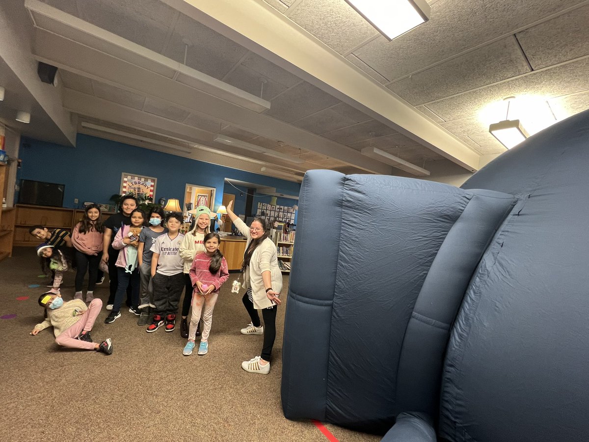 lateacherlopez's tweet photo. @OdomEagles Explorando los secretos de los arrecifes en un fascinante teatro domo gracias a nuestra increíble bibliotecaria @richardsonasaur. ¡Cada experiencia nos sumerge en un mundo de conocimiento! #AprendiendoJuntos 🌊📚 https://t.co/h04qJKpG2h