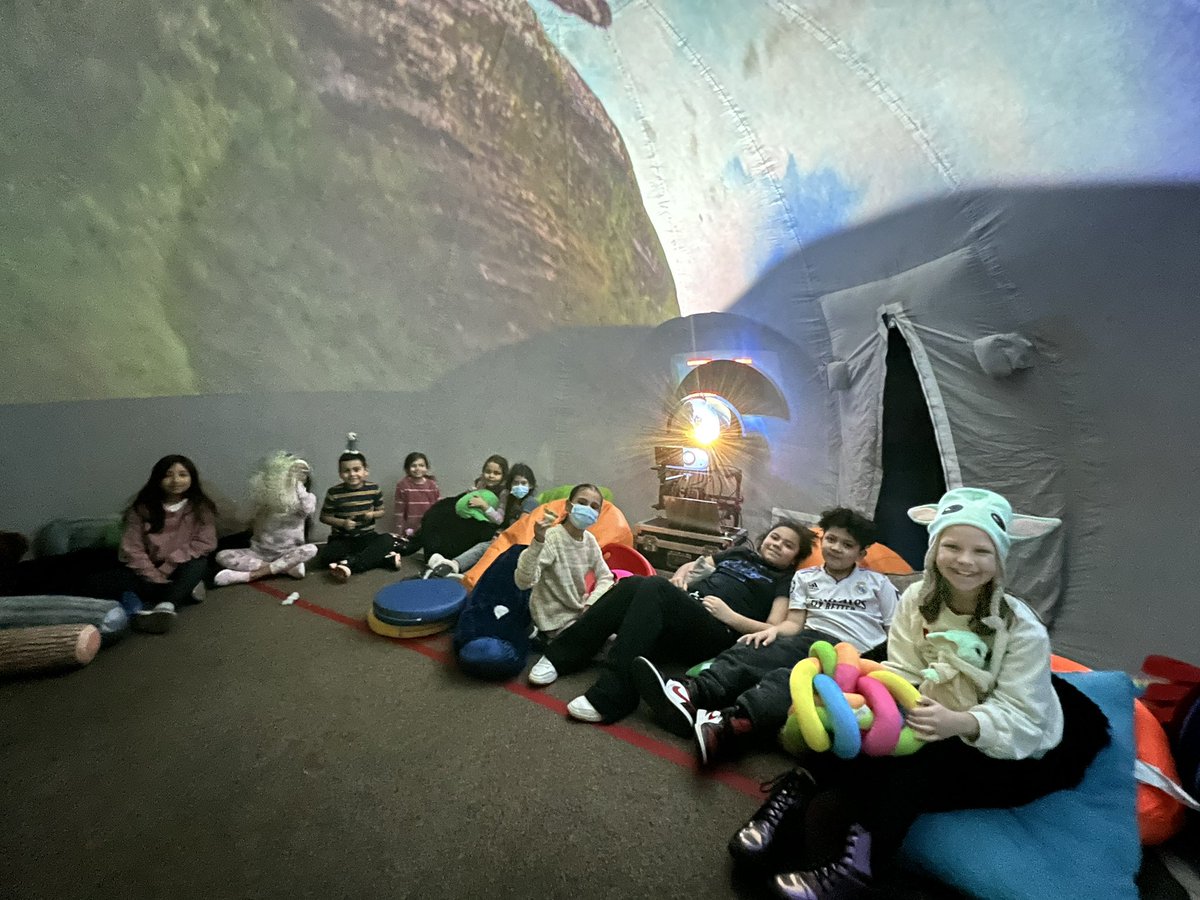 lateacherlopez's tweet photo. @OdomEagles Explorando los secretos de los arrecifes en un fascinante teatro domo gracias a nuestra increíble bibliotecaria @richardsonasaur. ¡Cada experiencia nos sumerge en un mundo de conocimiento! #AprendiendoJuntos 🌊📚 https://t.co/h04qJKpG2h