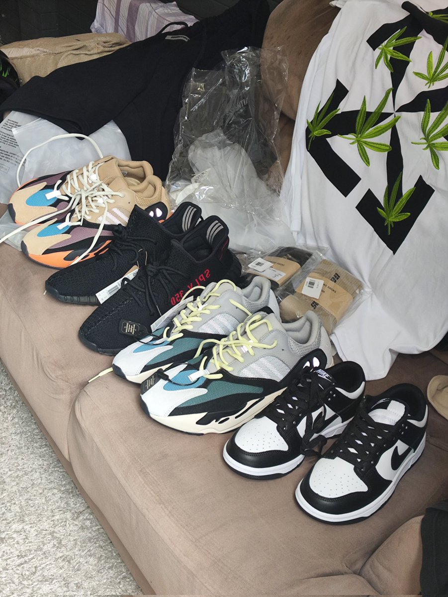 Chegaram dois pacotes hj, tô tão animado que tô em jejum, mas não sinto fome alguma. Pra quem ainda não tá ligado, Fatblack começará a trabalhar com importação de roupas, tênis e acessórios. Segue uma foto do que chegou hj. Em breve eu divulgo a loja aqui. Quem der RT é god!