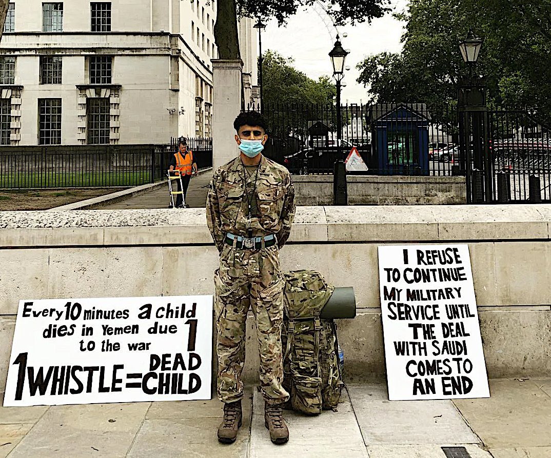 marinaristan's tweet photo. Found out about Ahmed al-Batati, a UK soldier who in 2020 protested #UKSaudi arms links in the bombing of Yemen. Protested for 9.5 hours, blowing his whistle every 10 minutes to mark the death of yet another Yemeni child.
#AltText #Yemen
#ArmsTrade
#WarCrimes https://t.co/tdmMDulkbq