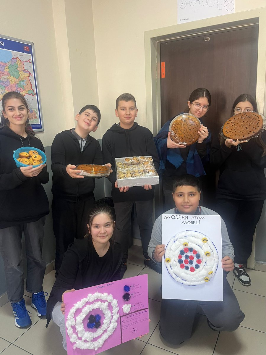 7.sınıf öğrencilerimiz Fen Bilimleri dersinde atom modellerini yaptılar. Thomson üzümlü kek atom modeli için üzümlü kekler hazırladılar ⚛️ ✨
<a href="/sultangazimem1/">Sultangazi İlçe Millî Eğitim Müdürlüğü</a> <a href="/sddemir25/">S</a>
