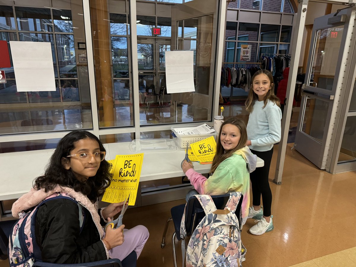 denise0doyle's tweet photo. HME Cardinal Ambassadors were out and about this week supporting our campus. ❤️🖤#HMEproud HMECardinals https://t.co/bUHily2zXl