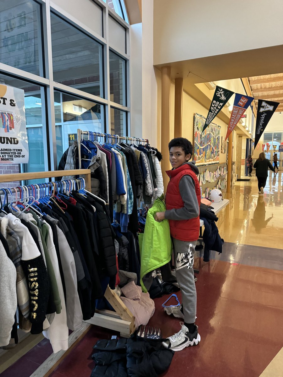 denise0doyle's tweet photo. HME Cardinal Ambassadors were out and about this week supporting our campus. ❤️🖤#HMEproud HMECardinals https://t.co/bUHily2zXl