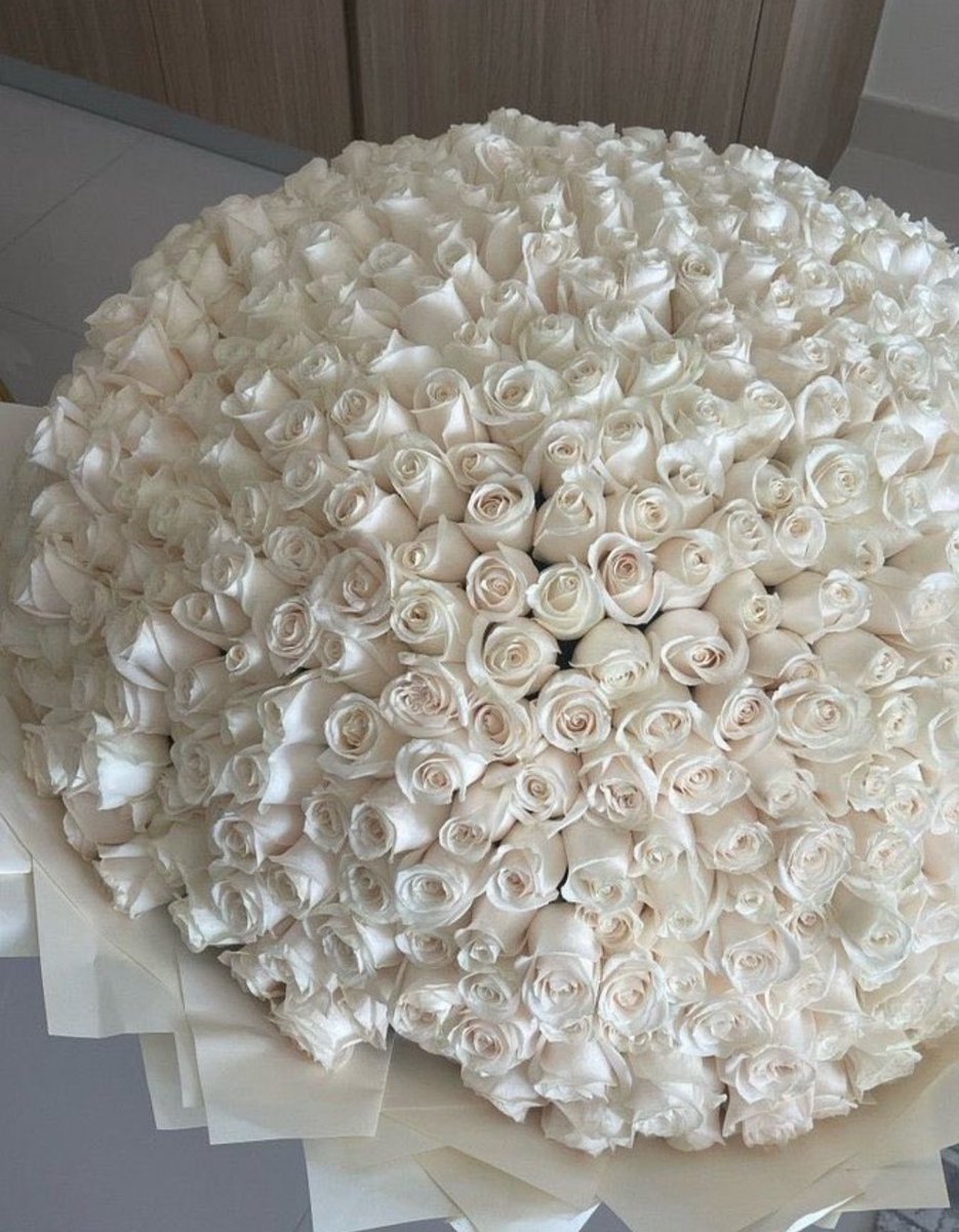 i3Moment's tweet photo. White roses https://t.co/k43pB3b0PA