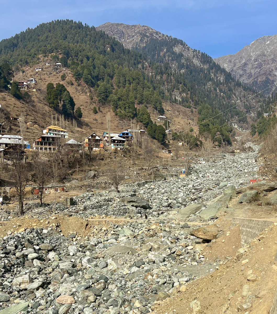 Visited “logay khwar لوګۍ خوړ” of village Ajmeer, District Shangla today. According to the elders, they have not seen the dry river bed in decades. This valley used to be snow laden during this time of the year. However, the pic speaks for itself. 

#climatechange