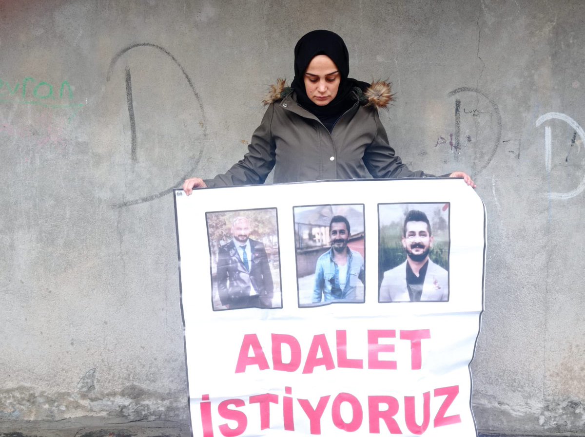 #hakkariliöğretmenlereadalet 
ADALET NÖBETİ 291.GÜNÜNDE DEVAM EDİYOR.
<a href="/RTErdogan/">Recep Tayyip Erdoğan</a> <a href="/adalet_bakanlik/">T.C. Adalet Bakanlığı</a> <a href="/eczozgurozel/">Özgür Özel</a> <a href="/meral_aksener/">Meral Akşener</a> <a href="/hdpdemirtas/">Selahattin Demirtaş</a> <a href="/ihdhakkari/">İHD HAKKARİ ŞUBESİ</a> <a href="/gergerliogluof/">Ömer Faruk Gergerlioğlu</a> <a href="/yilmaztunc/">Yılmaz TUNÇ</a> @alicelik_64 <a href="/HakkariBarosu/">Hakkari Barosu - Baroya Colemêrgê</a> <a href="/barola/">barola</a> <a href="/VanBaro/">Van Barosu - Baroya Wanê - Van Bar Association</a> <a href="/tcvanvaliligi/">T.C. Van Valiliği 🇹🇷</a> <a href="/ihdvan/">İHD Van Şubesi</a> <a href="/fatihportakal/">fatih portakal</a> <a href="/szctelevizyonu/">SÖZCÜ Televizyonu</a>