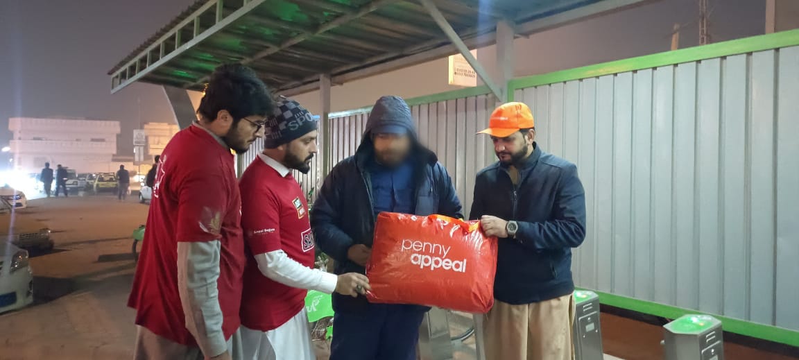 AamPeshawar's tweet photo. ٹیم سرعام پشاور کے  جانبازوں نے سید اقرار الحسن کی کوششوں اور پینی اپیل کے تعاون سے پشاور  کے مختلف علاقوں  میں غریب اور ضرورتمند لوگوں میں پینی اپیل کے کمبل تقسیم کیے !
@iqrarulhassan @pennyappeal https://t.co/q4a3g2p9XL