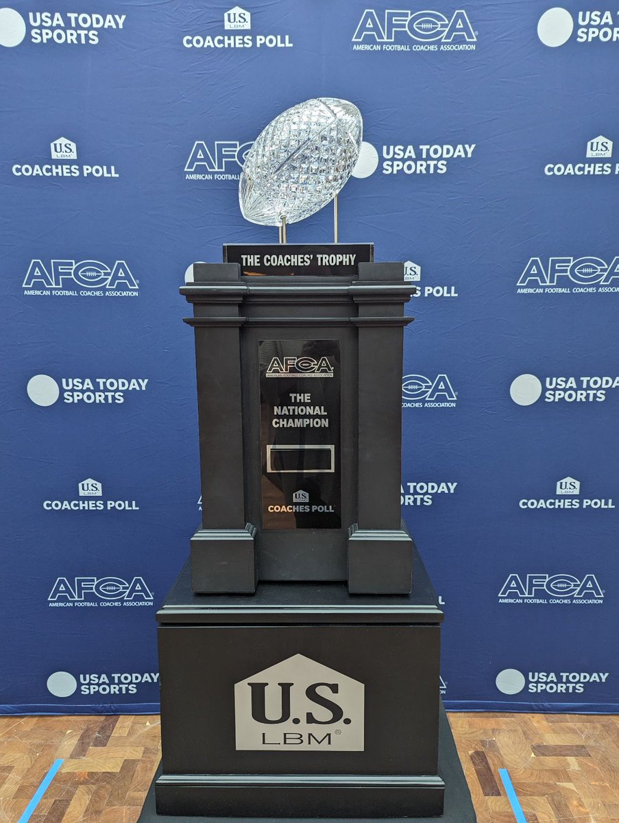 UMichUnions's tweet photo. Passing through the Michigan Union? Be sure to check out The Coaches' Trophy on display in the Courtyard until 2pm. ๐๐๐ #GoBlue #MichiganBeatEverybody #MUnion https://t.co/v9R3t0rUiU