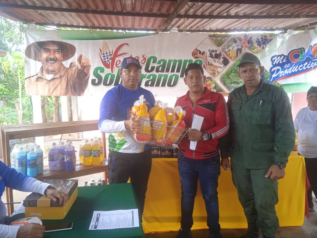 MinAlimenVen's tweet photo. #DeltaAmacuro | Gracias al Pdte @NicolasMaduro se realizó entrega de un total de  4,10 toneladas proteínas a 1.628 familias de la parroquia Manuel Piar #Casacoima, a través de @PDVAL_OFICIAL en la modalidad casa a casa.

#VenezuelaHumanaYPatriota https://t.co/XoYyPpNCOS