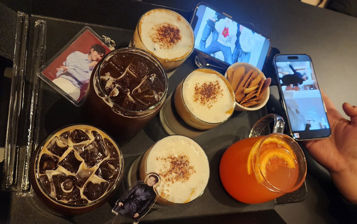 OnlyHeejae's tweet photo. [제8회 지리산 함양고종시🔅곶감축제] 
240112 
카페서 브희로그 시청하는 희랑들🧡

#김희재 
#치명섹시트롯돌
#함양고종시곶감축제
#왕의귀환_함양고종시곶감
#金熙栽 #kimheejae
#희재따라온희랑 https://t.co/EzUH05DkoP