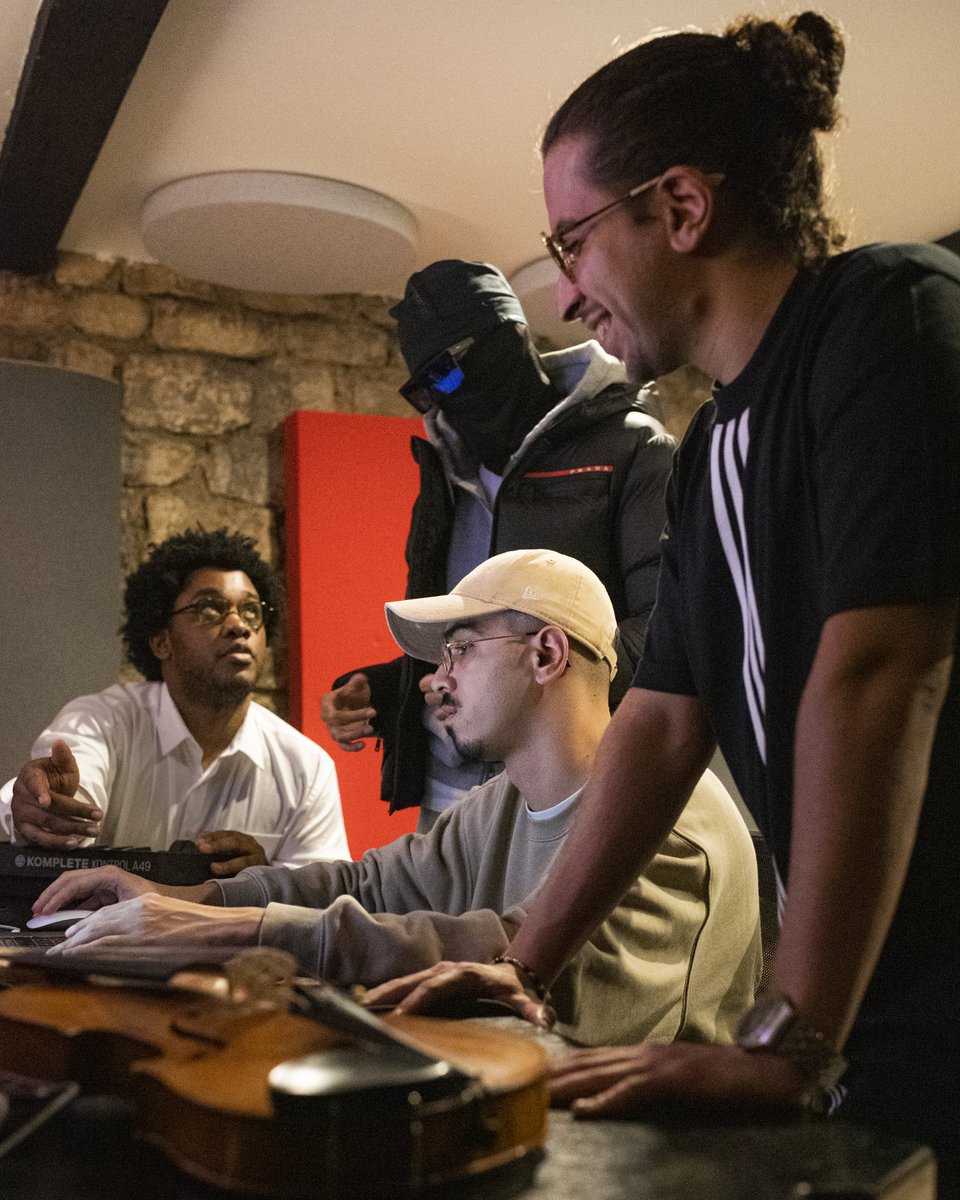 amine__d1's tweet photo. Mon premier single sort mercredi prochain
(17/01) Tellement longtemps que j’attends de partager avec vous ce projet, après 1 an et demi de travail je suis archi content de vous annoncer la sortie de ce premier extrait d’une longue série. https://t.co/iON3w6Fuq2