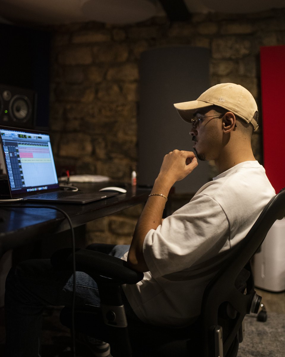 amine__d1's tweet photo. Mon premier single sort mercredi prochain
(17/01) Tellement longtemps que j’attends de partager avec vous ce projet, après 1 an et demi de travail je suis archi content de vous annoncer la sortie de ce premier extrait d’une longue série. https://t.co/iON3w6Fuq2