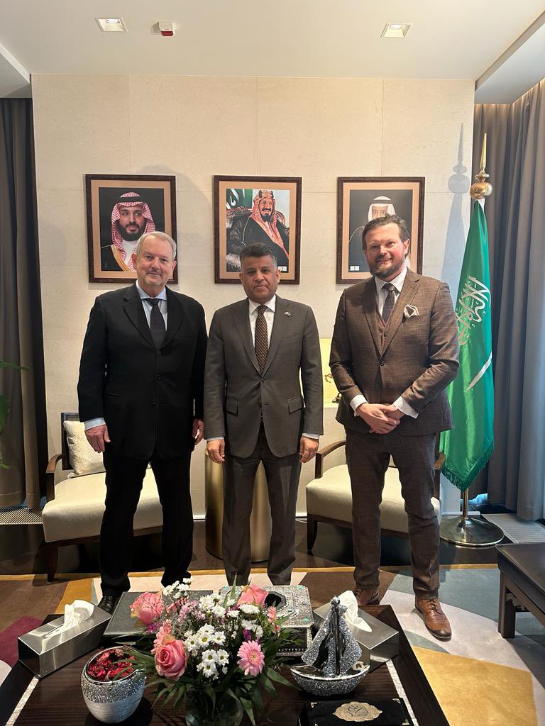 KSAembassyPL's tweet photo. Ambasador @Amb_Alsaleh gościł Bena Paczka, CEO @NEVOMO_tech , firmy specjalizującej się w rozwoju szybkiej kolei. Podczas spotkania, w którym uczestniczył Dariusz Wiatr, omówiono możliwości obecności firmy w saudyjskich projektach transportowych.
🇸🇦🤝🇵🇱
@SaudiTransport https://t.co/YTrfMuXNoN