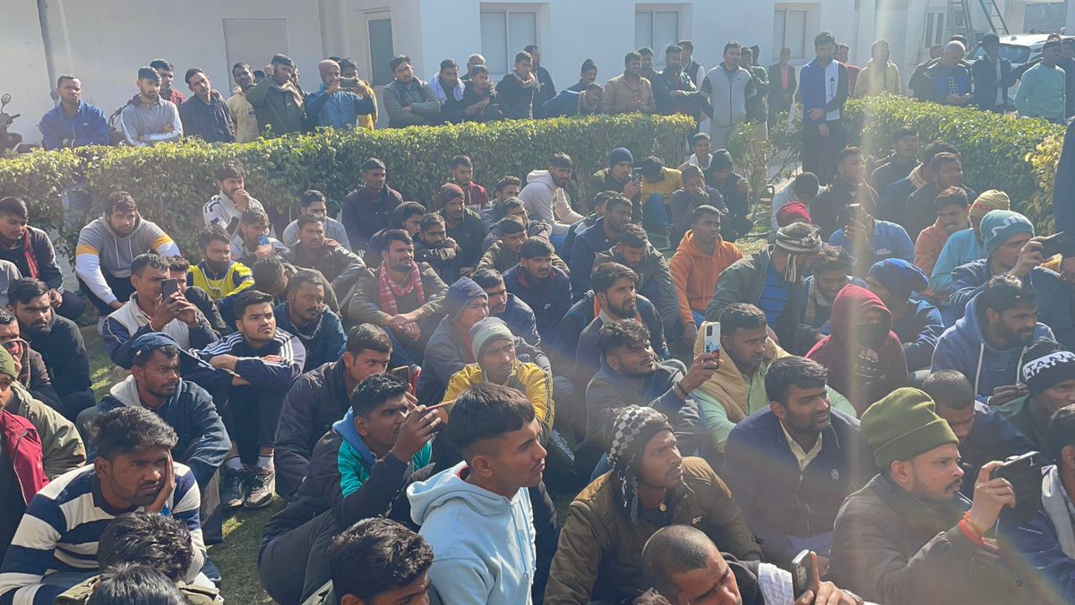 JusticeFor51814's tweet image. #JusticeForDefenceStudents वाले युवाओं ने आज दोबारा दम भरा💪
देश की मीडिया के कैमरा मंदिर के अलावा कही और घूमने से इंकार करते हुए।
#चंपारण_सत्याग्रह जारी रहेगा जब तक सरकार #पेंडिंग_भर्ती पूरी नही करवा देती।

इन युवाओं की एक ही मांग

&quot;वादा किया है देना होगा
हमारी वर्दी, हमारा हक&quot;