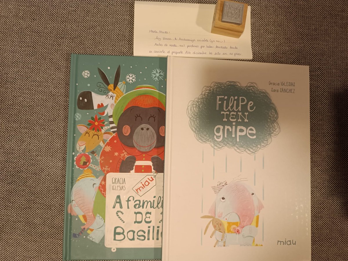 martabrusm's tweet photo. Hace unos días recibí mi #traduamiguinv23 y ¡madre mía cómo se lo ha currado Vanesa Lopez! 🥰 Muchas gracias por todos los detallitos, me animaste un día durillo. Qué ganas de que mi hija crezca para poder leer estos libros con ella 🤓 https://t.co/8KWqWn61ih